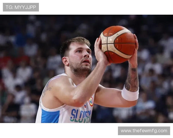 东契奇光鲜赛场下居然这么慵懒，见过他床头柜乱成那样的吗？